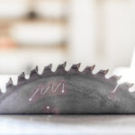 lateral view of a wood cutting disc with saw teeth